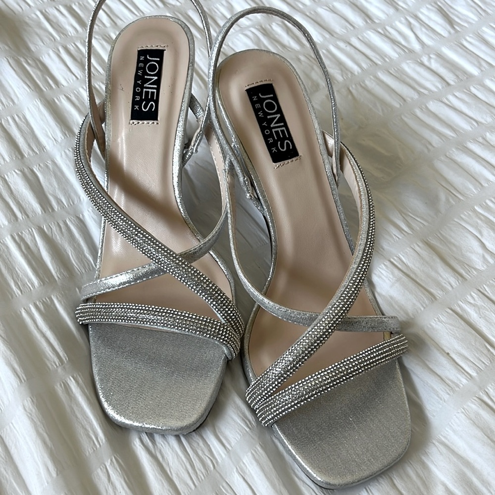 Woman’s JONES NEW YORK Asymmetrical strap stiletto dressy sandal size 8 silver